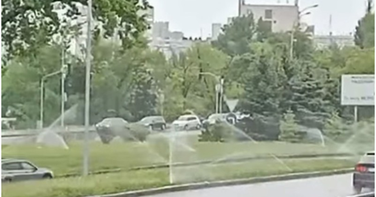 В Киеве несмотря на дождь на Левобережке коммунальщики заливают газоны: видео
