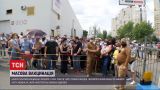 Новини України: у столичному центрі щеплень від COVID-19 вишикувалася багатокілометрова черга