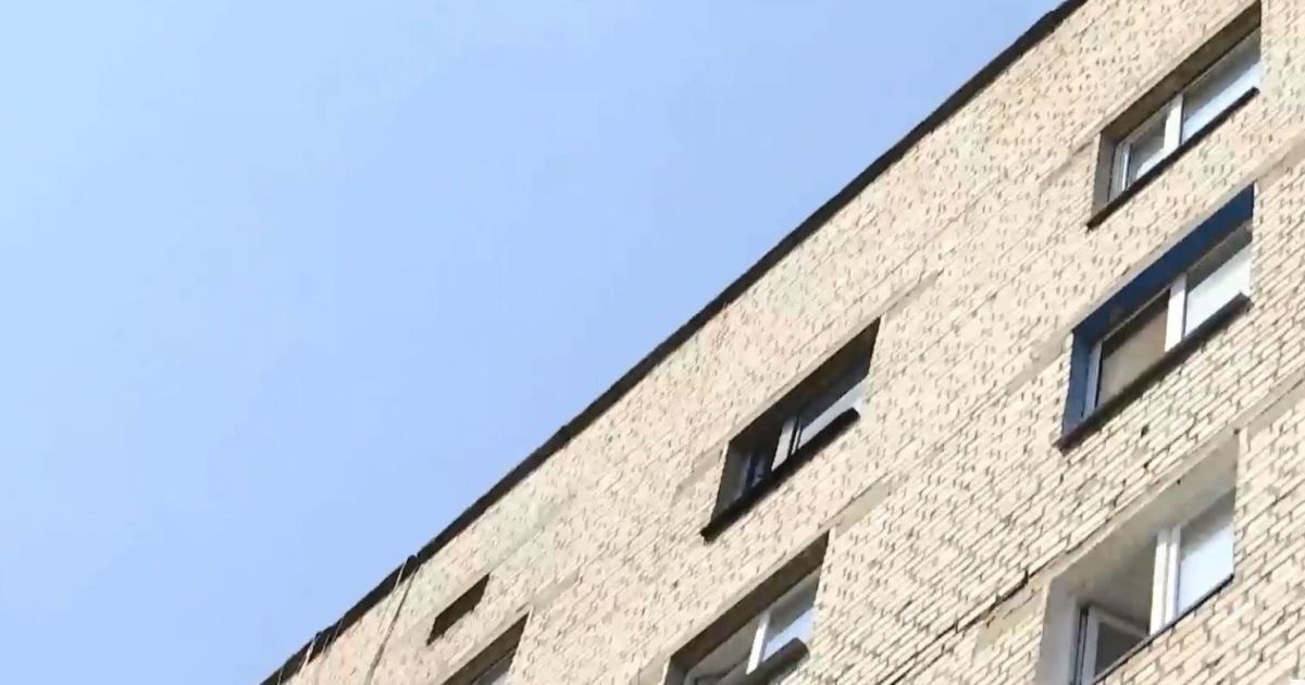 В Киеве спасатели развернули спецоперацию, чтобы не дать выпасть ребенку из окна 4 этажа