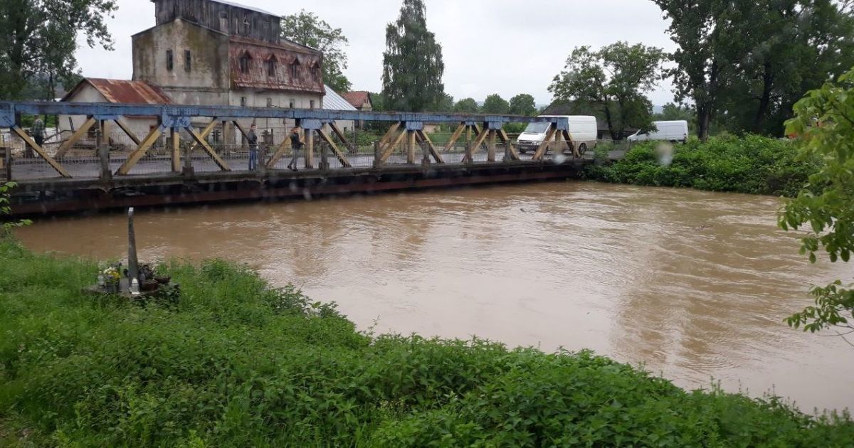 Синоптики попереджають про зливи, грози та підвищення рівня води в річках