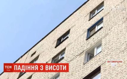 В Киеве спасатели развернули спецоперацию, чтобы не дать выпасть ребенку из окна 4 этажа