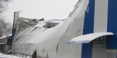 В Полтаве из-за снегопада и сильного ветра рухнул спорткомплекс