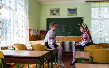 Загадочные мужчины возле киевской школы переполошили родителей во всей столице