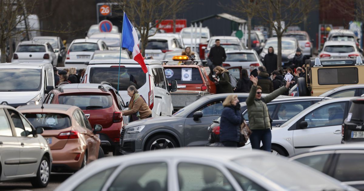 До Парижа намагалися в'їхати сотні автівок в рамках антиковідного протесту - поліція заблокувала рух