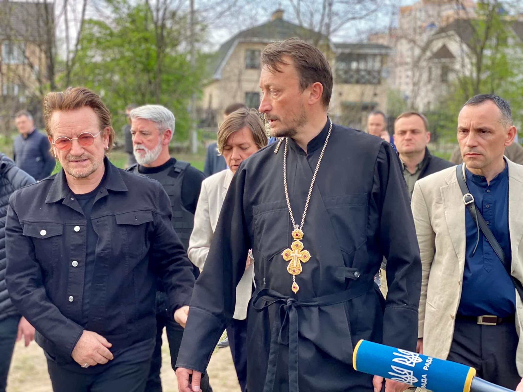 Лидер U2 после концерта в киевском метро поехал в освобожденные от оккупантов Бучу и Ирпень 3