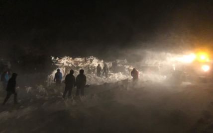 В России прекратили поиски пропавших во время схода лавины на турбазе: подробности (фото)