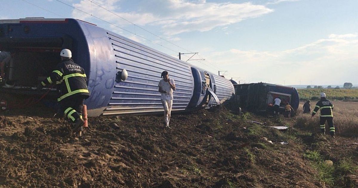 В Турции перевернулся поезд