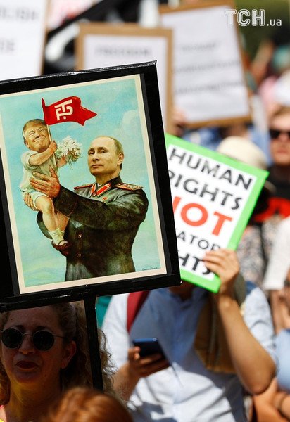Переговоры Трампа и Путина. Обоих президентов встречают массовыми протестами