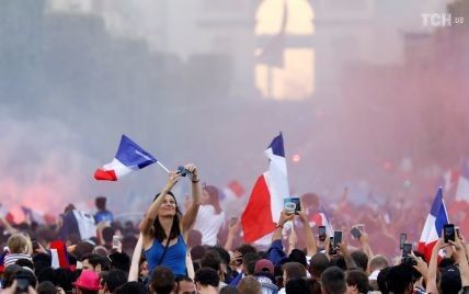 Бурхлива радість і заворушення. Як у Парижі відсвяткували перемогу Франції на ЧС-2018