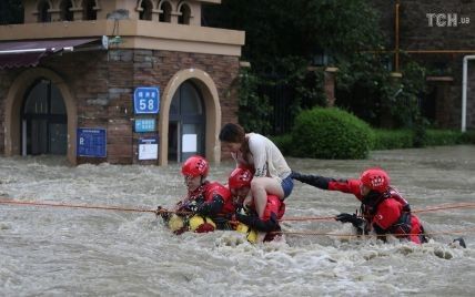 Китай у полоні стихії: повінь руйнує мости, блокує залізниці та змушує тисячі людей залишати домівки