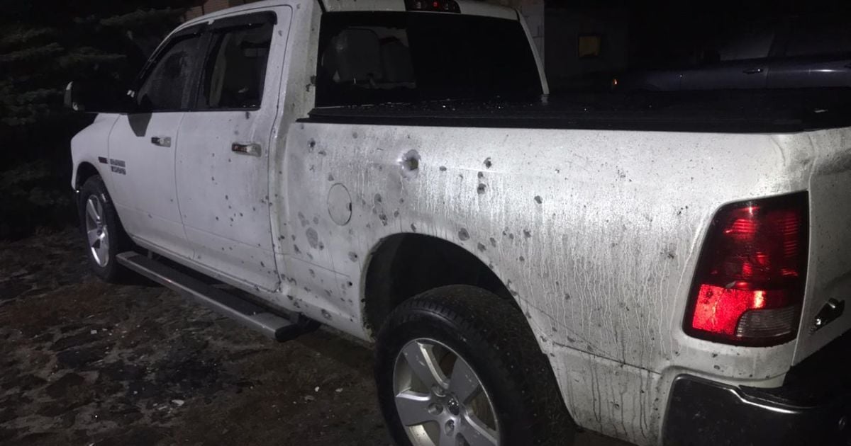 На Київщині вибухом біля приватного будинку пошкодило дві машини