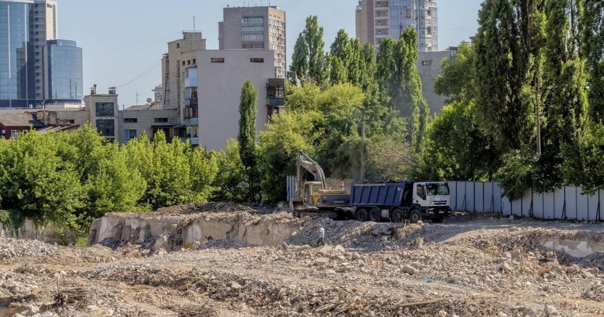 Зеленский пообещал, что все объекты скандального "УкрБуда" достроят