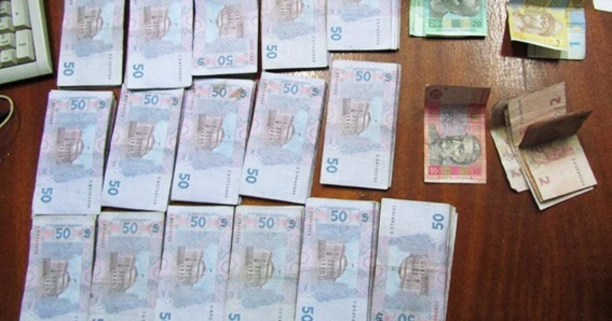 В Хмельницкой области работник банка незаметно украл из банкомата полмиллиона гривен