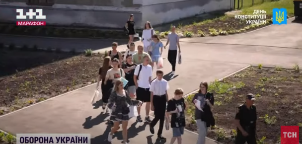 Випускники йдуть здавати тест