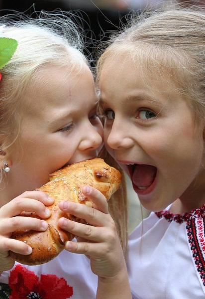 Почему украинцы стремятся покинуть Родину. Инфографика
