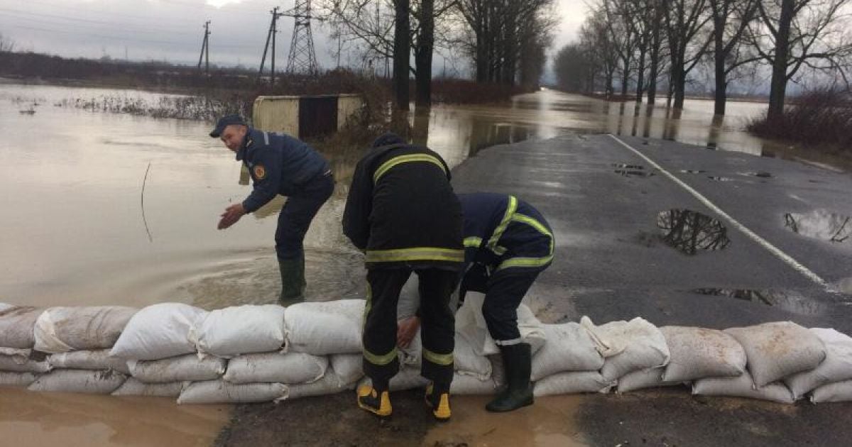 На Закарпатті затопило дорогу державного значення та обвалився міст