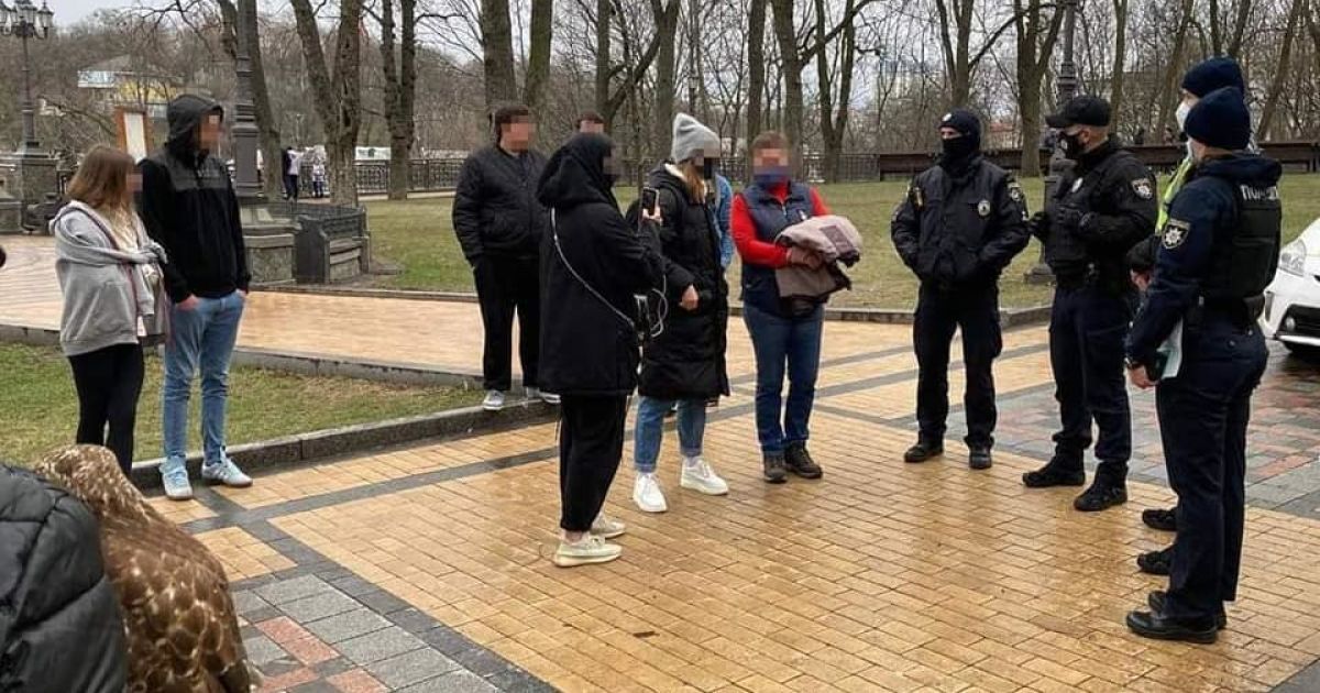 Жорстоке поводження з птахами на Володимирському узвозі у Києві / © Facebook / Патрульна поліція Києва