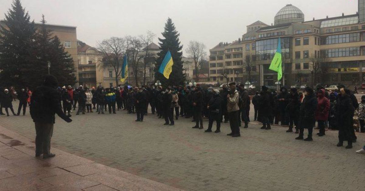 Перекрыли улицу и хотели ворваться в горсовет: в Одессе вспыхнул бунт из-за карантина (фото)