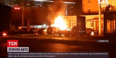 Новини України: вночі у Харкові 2 автомобілі вигоріли вщент, ще два вдалося загасити