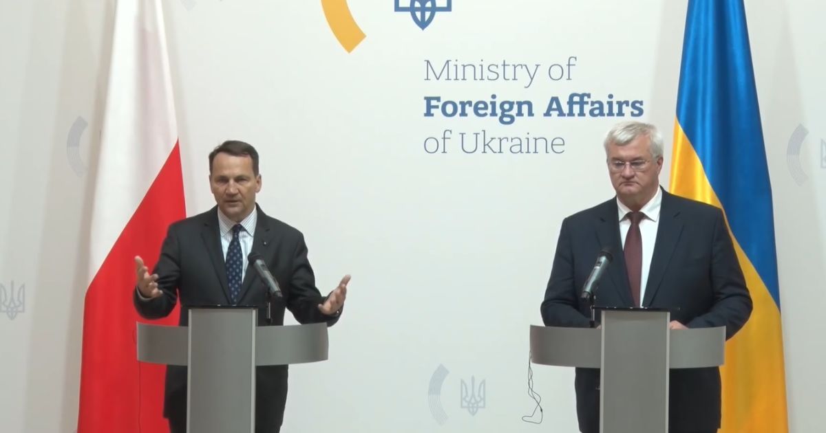 Министр иностранных дел Польши Радослав Сикорский со своим украинским коллегой Андреем Сибигой