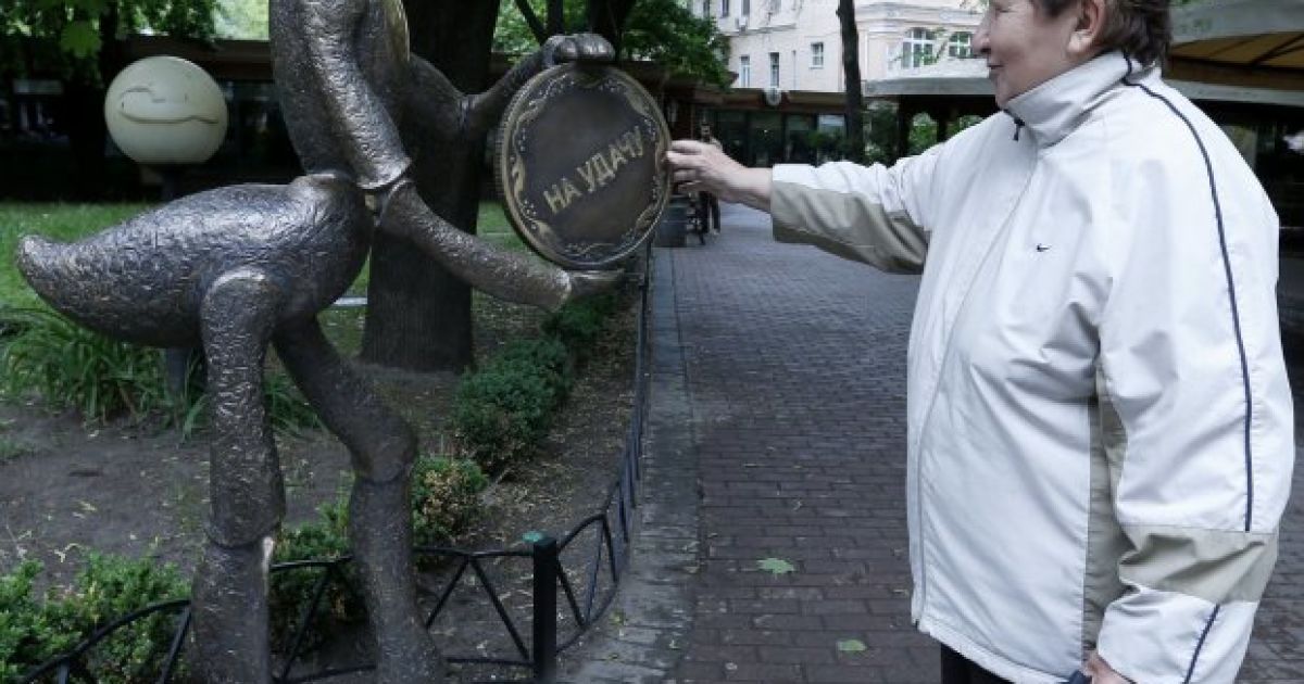 В руках муравья монетка с надписью "На счастье", а с другой стороны &ndash; "На удачу". / © УНИАН