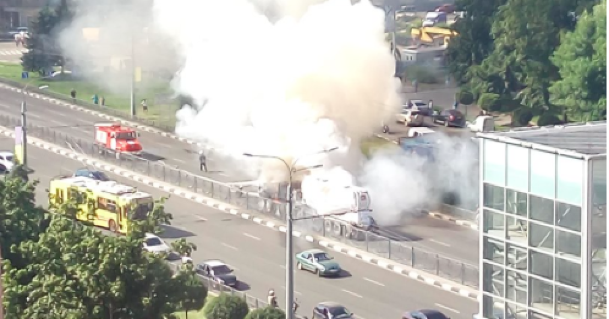 У Харкові загорівся цементовоз