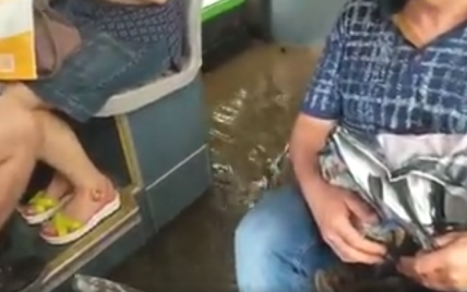 У Миколаєві пасажири їхали в автобусі по коліно у воді: з’явилося відео