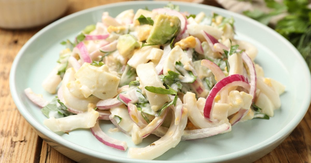 Салат із кальмарами, яйцем і цибулею