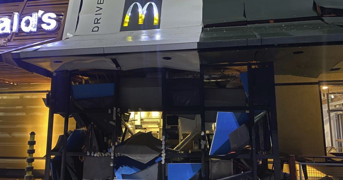 Фото з місця ракетного удару по Одесі 14 червня / Фото: ДСНС, з відкритих джерел