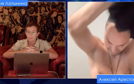 Арестович роздягнувся у прямому ефірі, засвітивши голий торс і татуювання (відео)