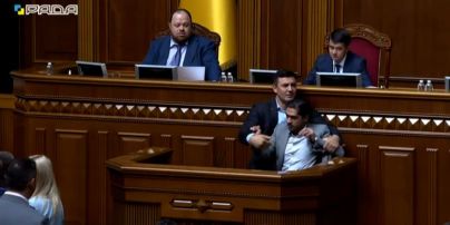 В Раде нардеп Тищенко силой вытащил из-за трибуны Лероса