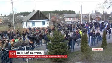 На Рівненщині жителі шести сіл пікетують райвідділ поліції в Зарічному