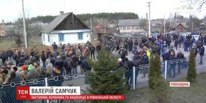 На Рівненщині жителі шести сіл пікетують райвідділ поліції в Зарічному