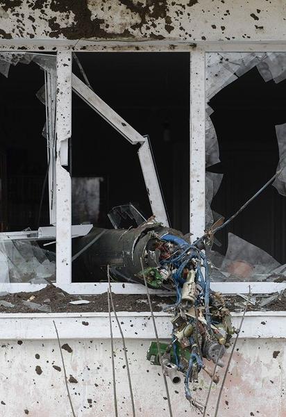 Разбитые дома и покореженные дороги. Фотограф показал, как выглядит после взрывов Балаклея