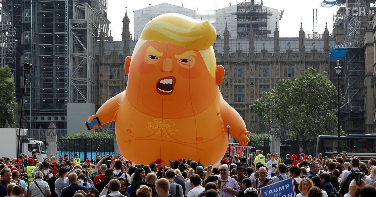 Оскорбительные плакаты и 6-метровый надувной Трамп. В Лондоне тысячи человек протестуют против президента США