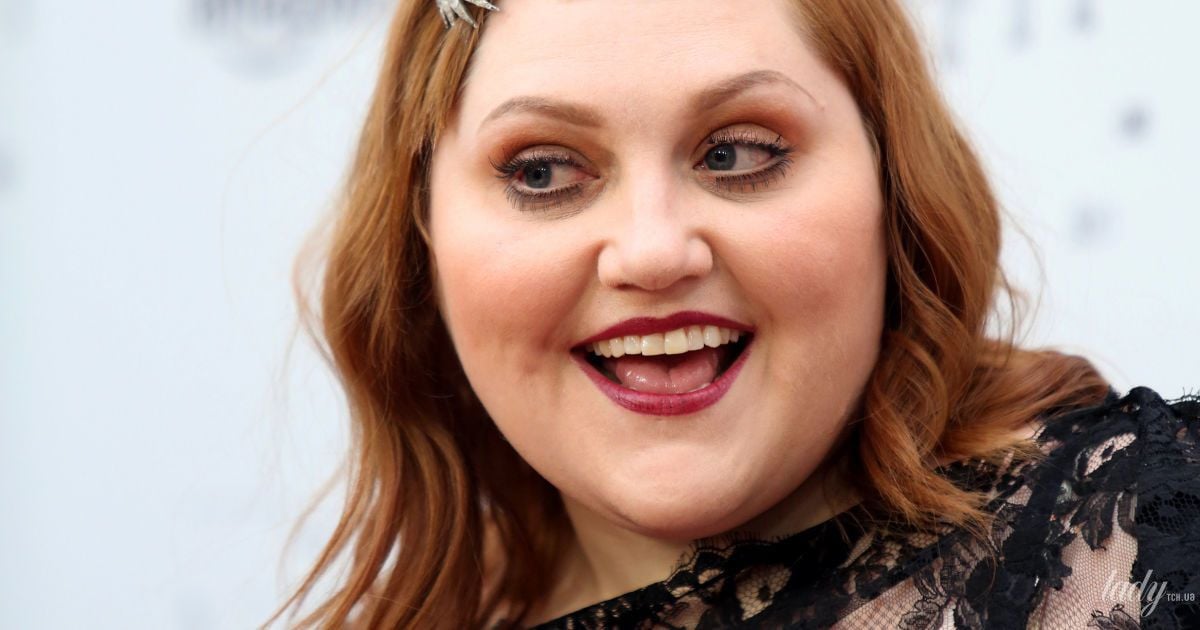 Без комплексів: Бет Дітто в короткій мереживній сукні вийшла на червоний хідник