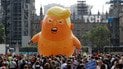 Образливі плакати й 6-метровий надувний Трамп. У Лондоні тисячі людей протестують проти президента США