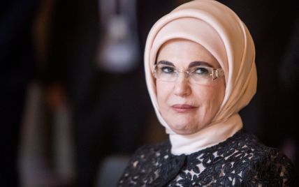 Брюки-палаццо, хиджаб и туфли на платформе: стиль первой леди Турции Эмине Эрдоган на саммите НАТО