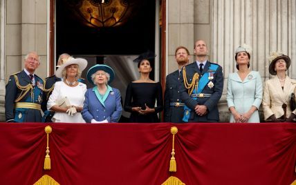 Собрались на балконе: британская королевская семья наблюдает за воздушным парадом