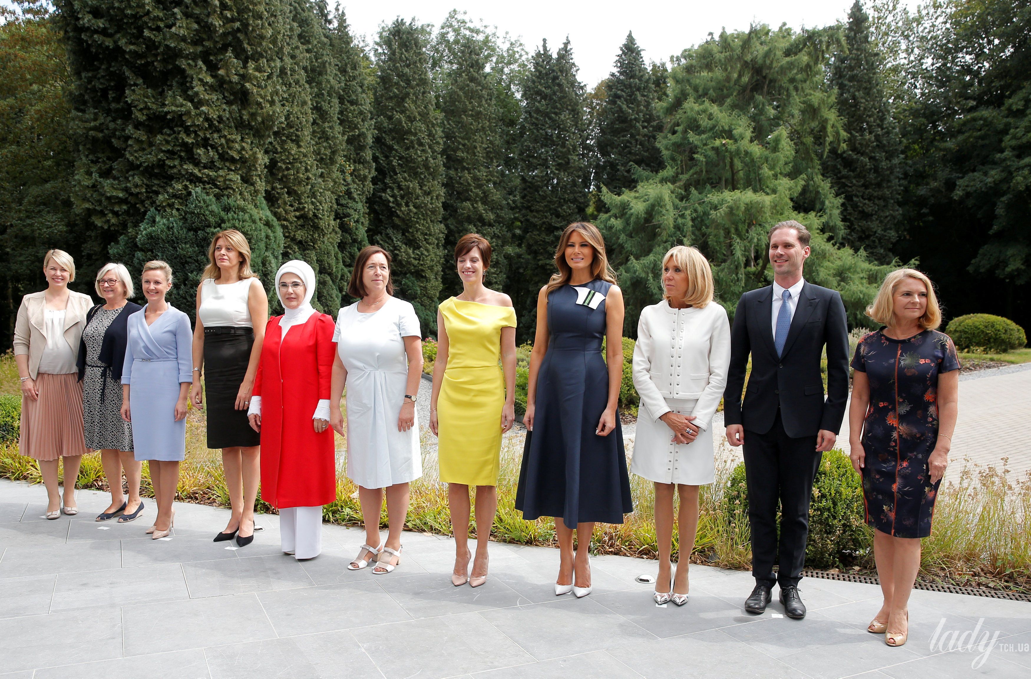 Первые леди страны. Первые леди на саммите НАТО. Портрет первых леди в Брюсселе саммит НАТО. Первая леди мужчина на саммите. Первые леди государств.