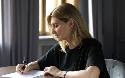 У чорній блузці і з лаконічними сережками: Олена Зеленська написала лист українцям на тимчасово окупованих територіях