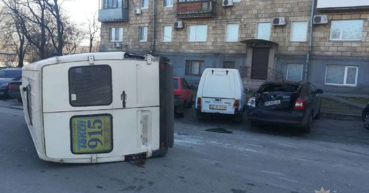 У Запоріжжі Hummer влетів у маршрутку: від удару мікроавтобус перекинувся, є постраждалі