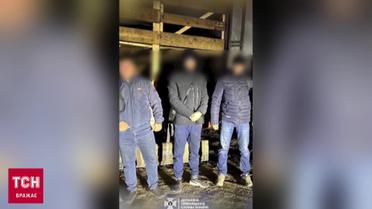 Чоловіки тікали з України у вантажівці для тварин. Ухилянтів затримано