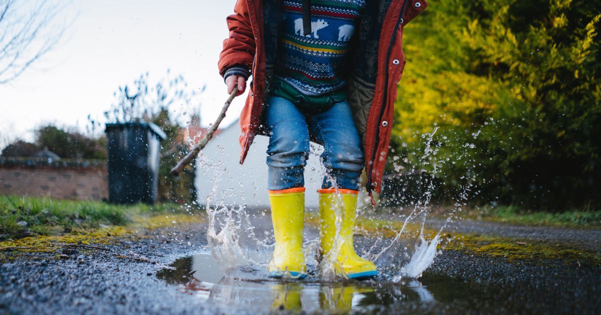 Дитина грається під дощем
