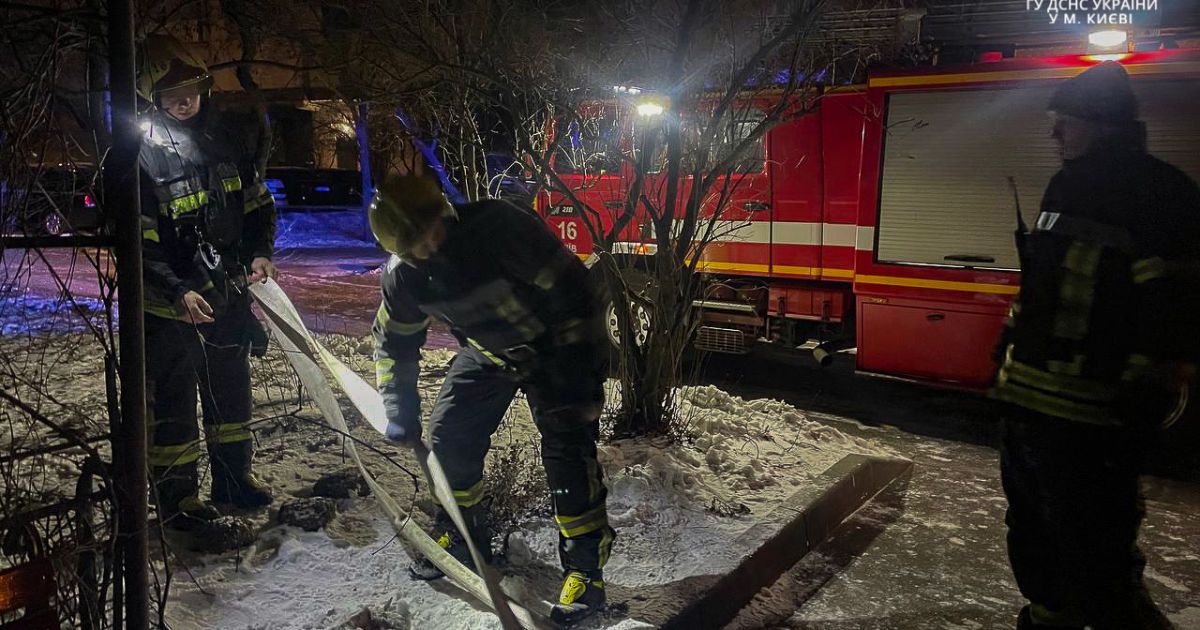 На месте спасатели обнаружили, что возгорание произошло в мусоросборнике на первом этаже