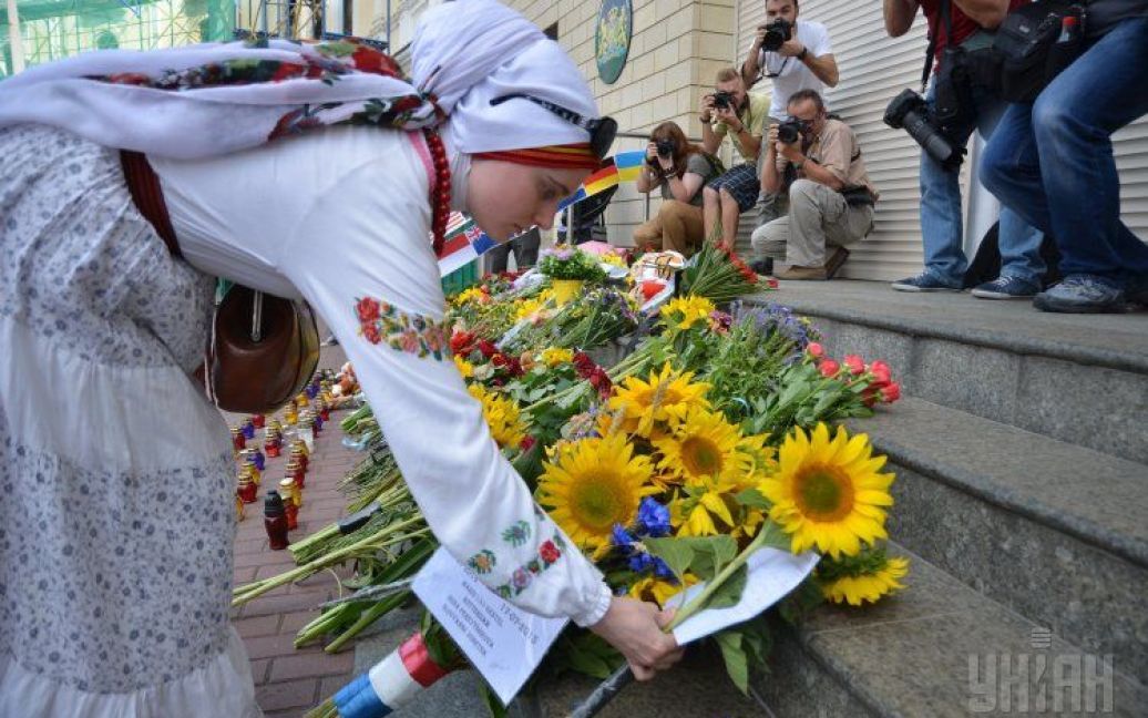 Украинцы вспоминают погибших у посольства Нидерландов. / © УНИАН