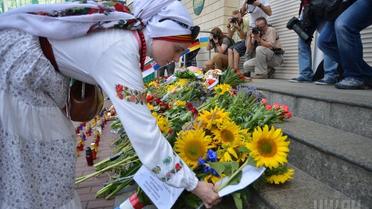 Украинцы вспоминают погибших у посольства Нидерландов. / © УНИАН