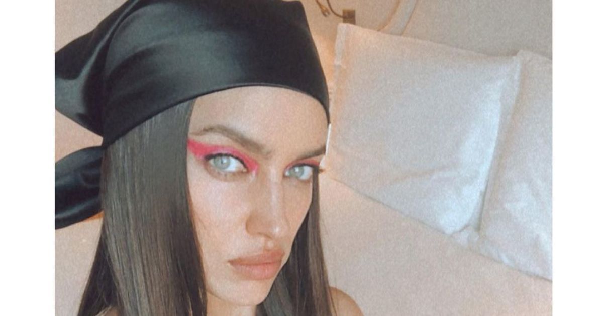 Зухвала Ірина Шейк у білих стрингах похизувалася пружніми сідницями