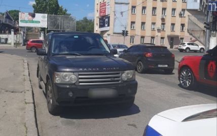В Одессе ребенка сбили на тротуаре: в соцсетях в ДТП обвиняют бизнесмена