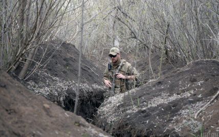 Обстрелы боевиков на Донбассе не прекращаются: двух военных ранено, один — травмирован